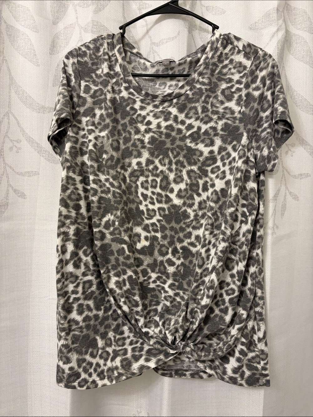 To be honest :Twist-Hem Leopard Print Short Sleeve Top - Gray